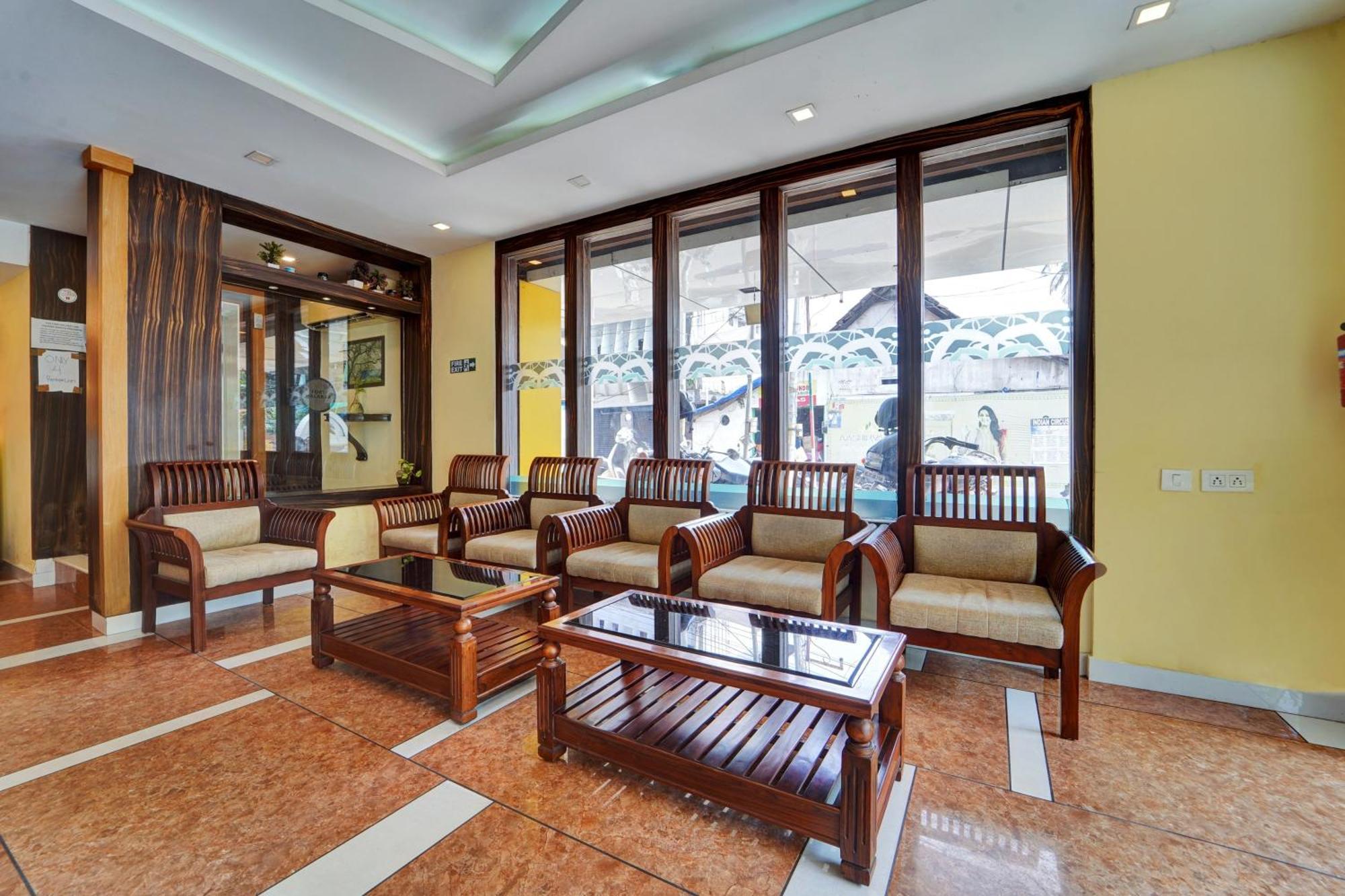 Super Townhouse Ernakulam North Hotel Kochi Buitenkant foto