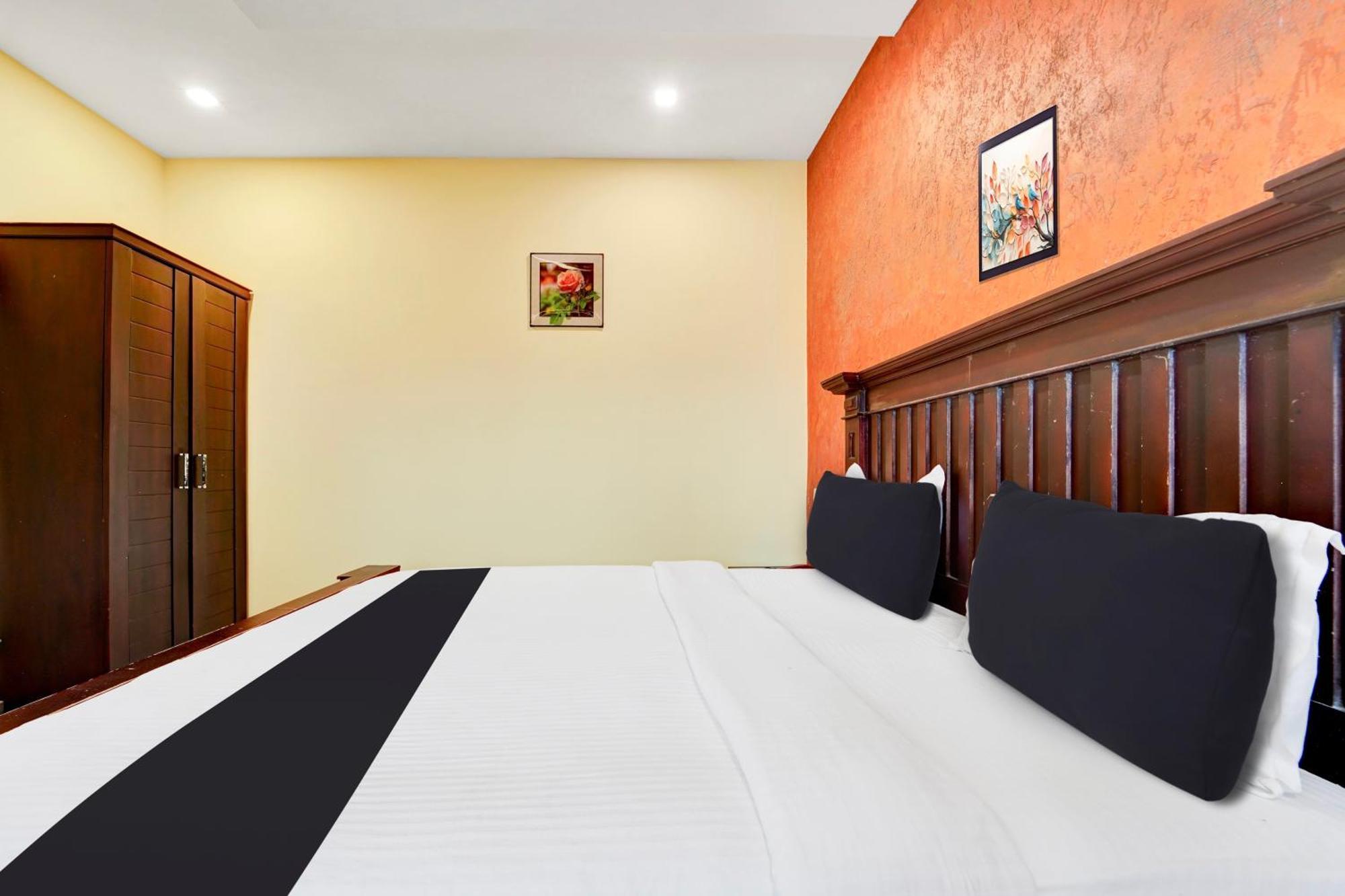 Super Townhouse Ernakulam North Hotel Kochi Buitenkant foto