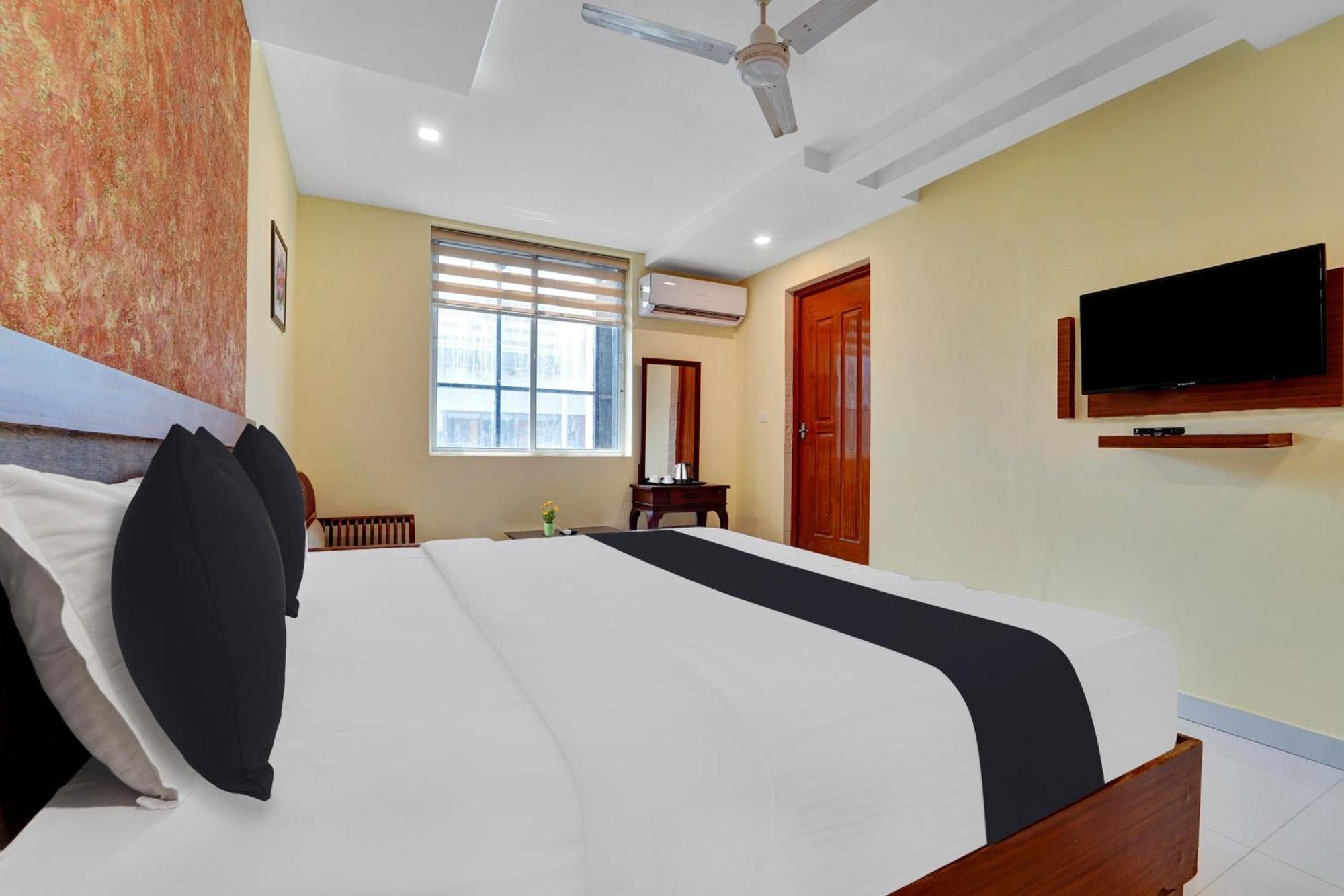 Super Townhouse Ernakulam North Hotel Kochi Buitenkant foto