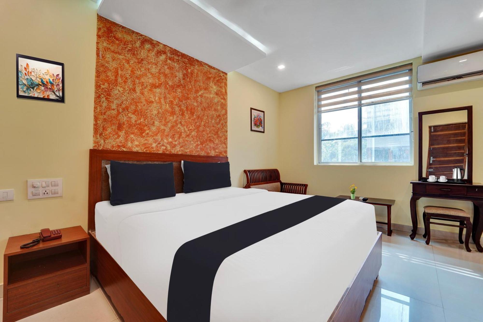 Super Townhouse Ernakulam North Hotel Kochi Buitenkant foto