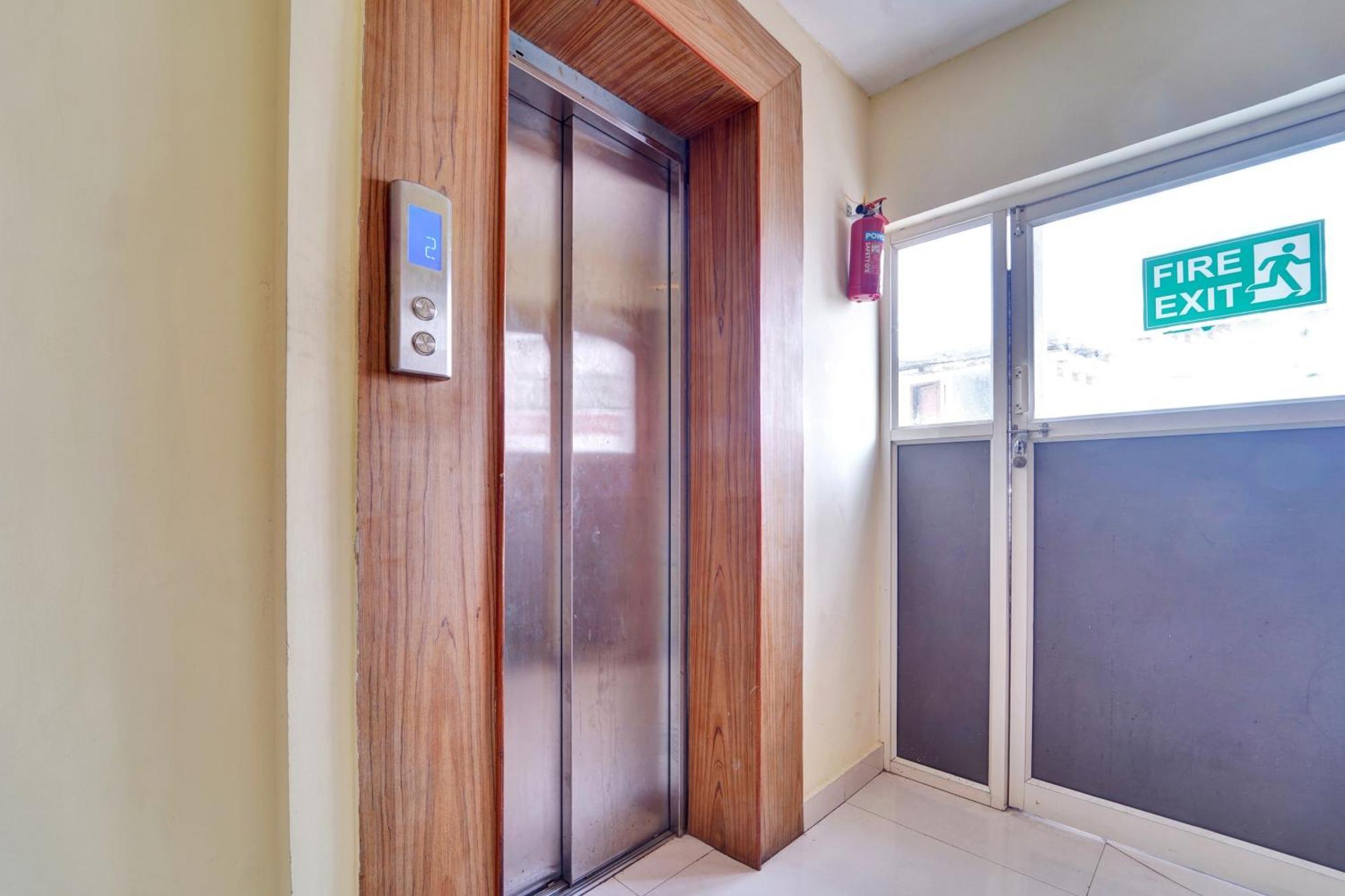 Super Townhouse Ernakulam North Hotel Kochi Buitenkant foto